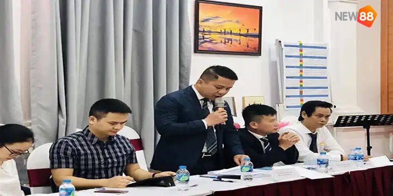 Đặng Việt Bách – Chân Dung CEO Xuất Sắc Của Nhà Cái New88 4 Đặng Việt Bách trình bày ý tưởng của mình trước các cổ đông